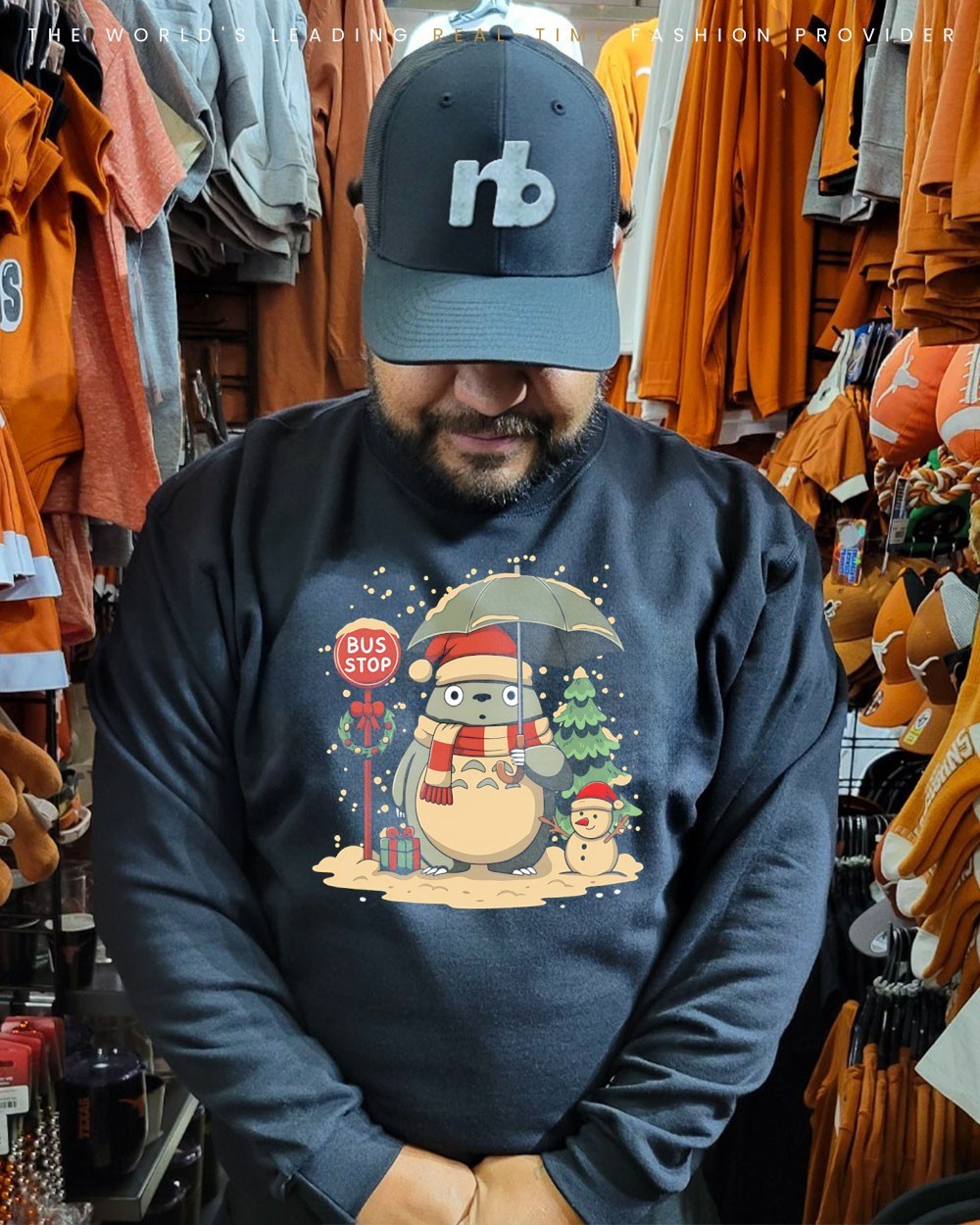 となりのトトロ 2025Tシャツ ボンネットバス Totoro and Snowman bus stop Christmas 2025 shirt, hoodie